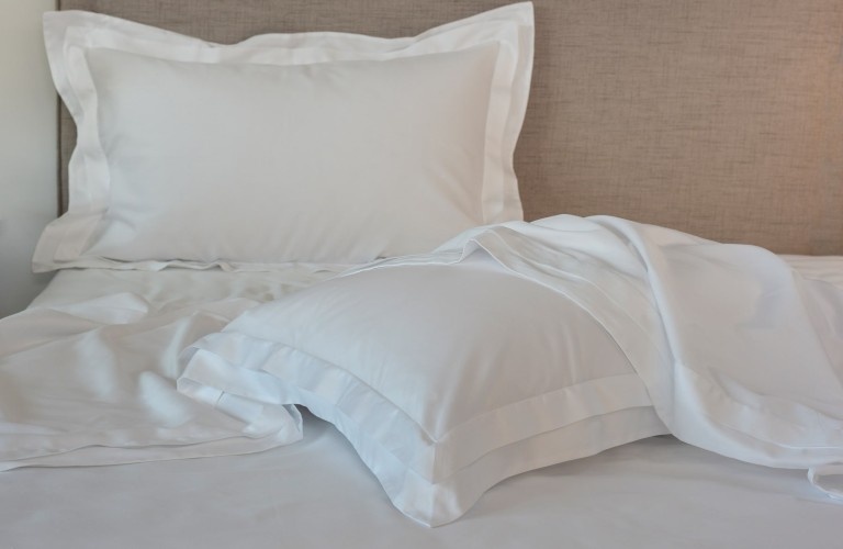 Sateen white sheets with double Oxford borders