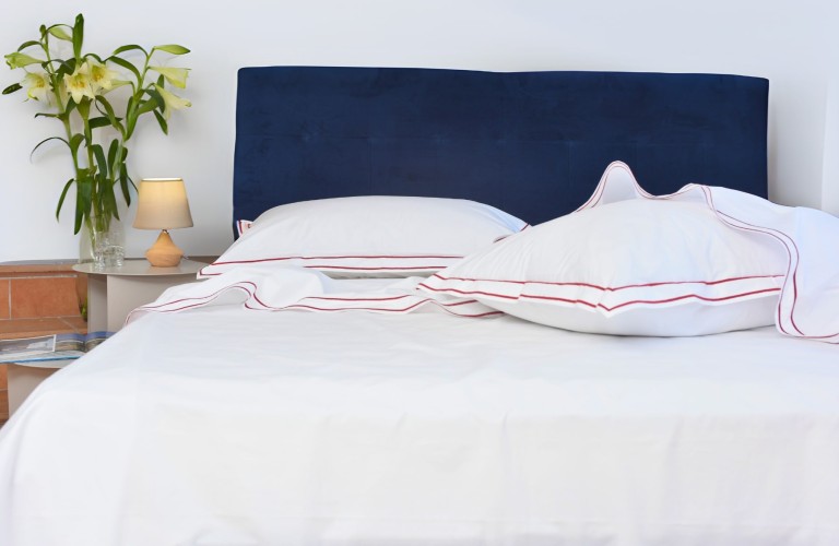 Lenzuola in cotone liscio bianco con doppio cordonetto bordeaux