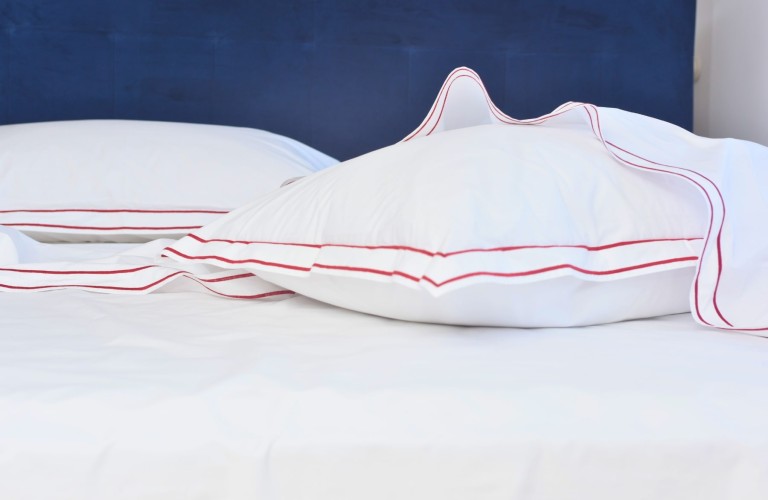 Federe in cotone liscio bianco con doppio cordonetto bordeaux
