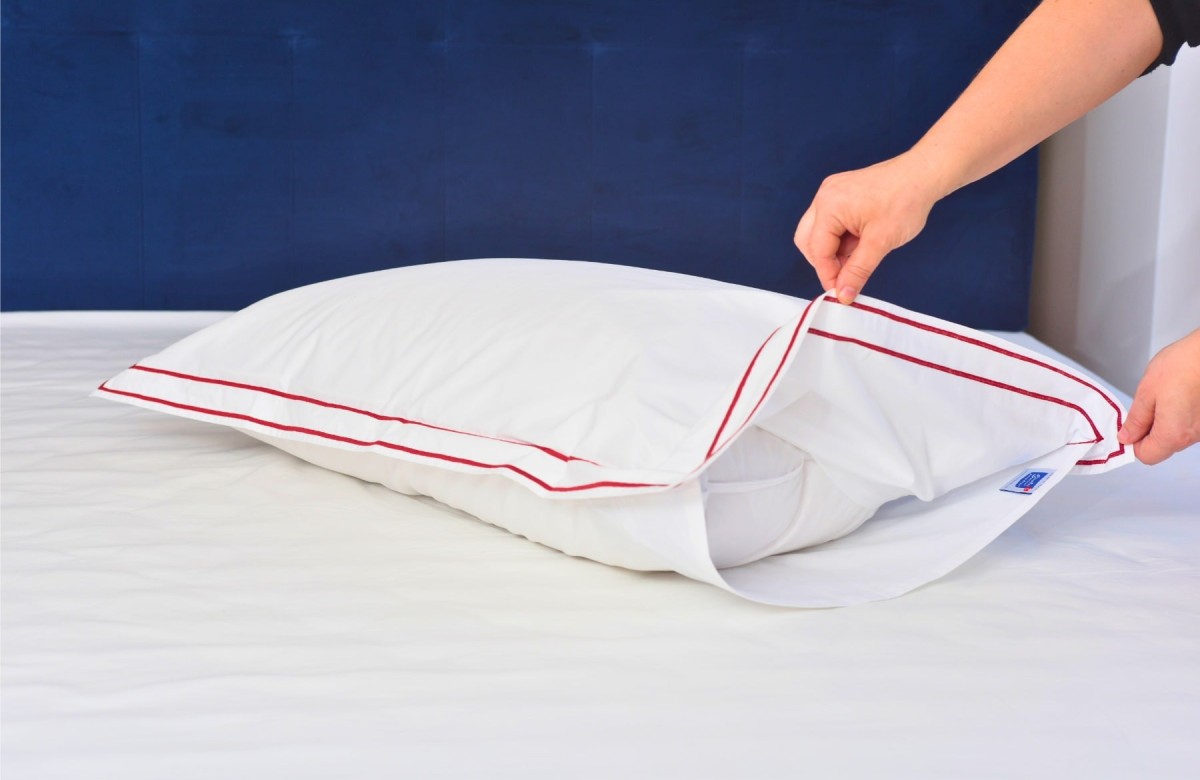 White cotton pillowcases with a double bordeaux "cordonetto" embroidery White cotton pillowcases with a double bordeaux "cordonetto" embroidery