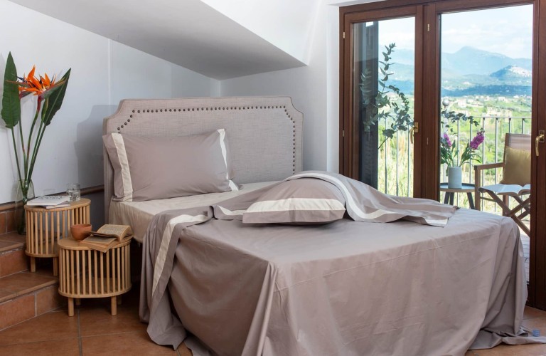 Lenzuola in cotone liscio corda con bordo beige applicato