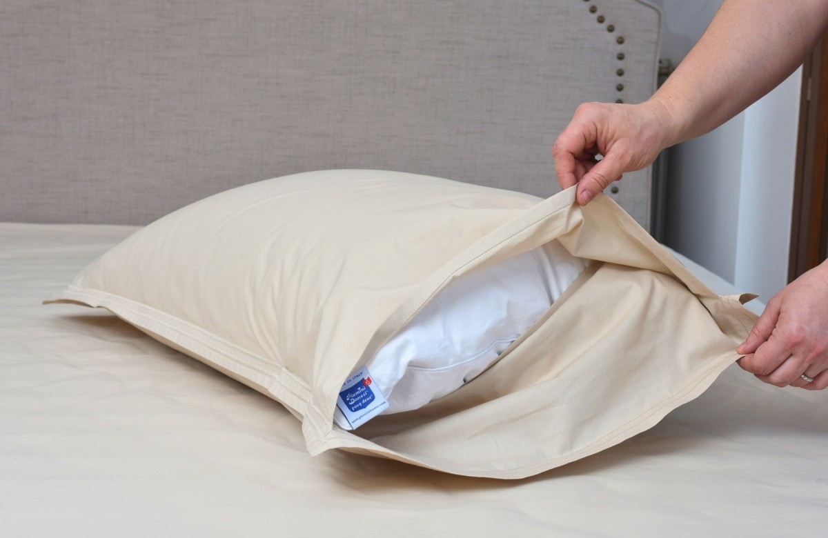 Taupe cotton pillowcases with a double "cordonetto" embroidery Taupe cotton pillowcases with a double "cordonetto" embroidery