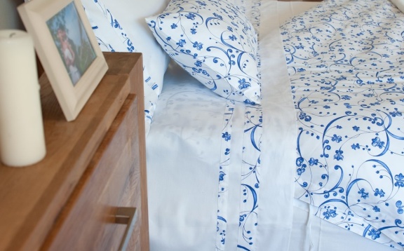 Cotton sheets plain color with "Savanna" application.