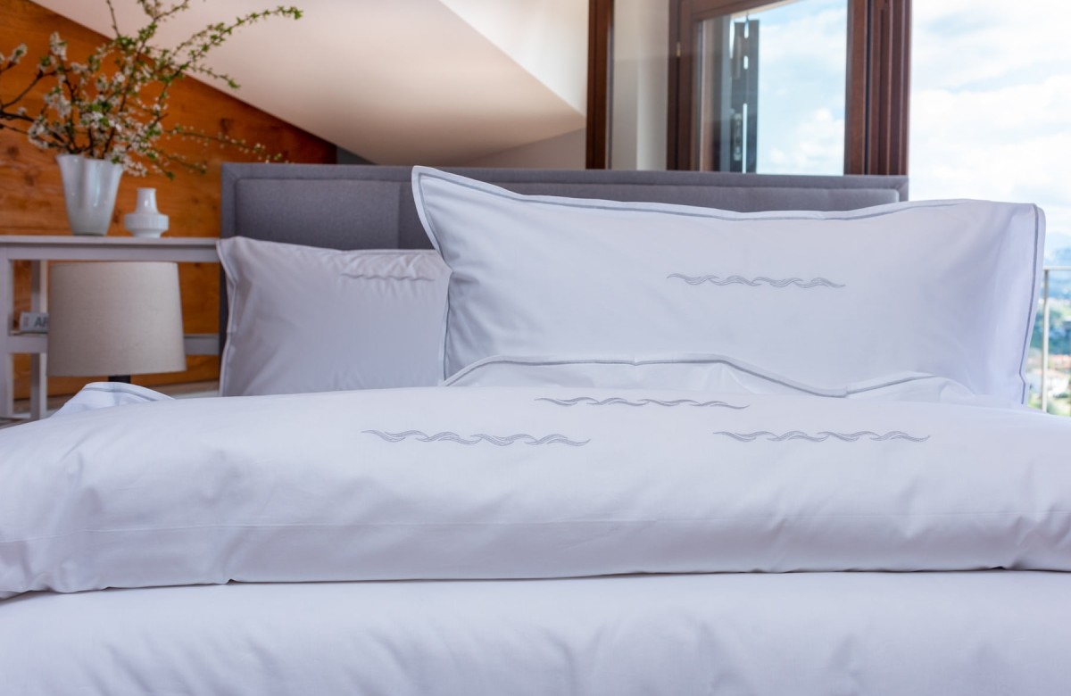White plain colour Pelle Ovo pillowcases with embroidery White plain colour Pelle Ovo pillowcases with embroidery