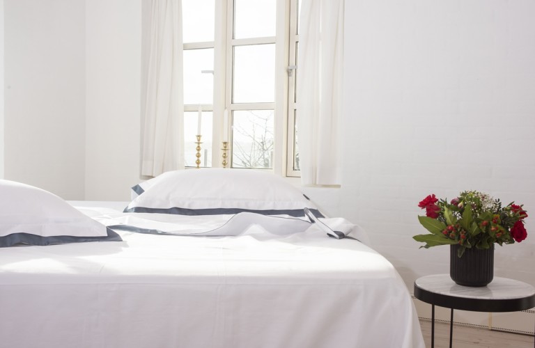 Sateen white sheets with double Oxford borders